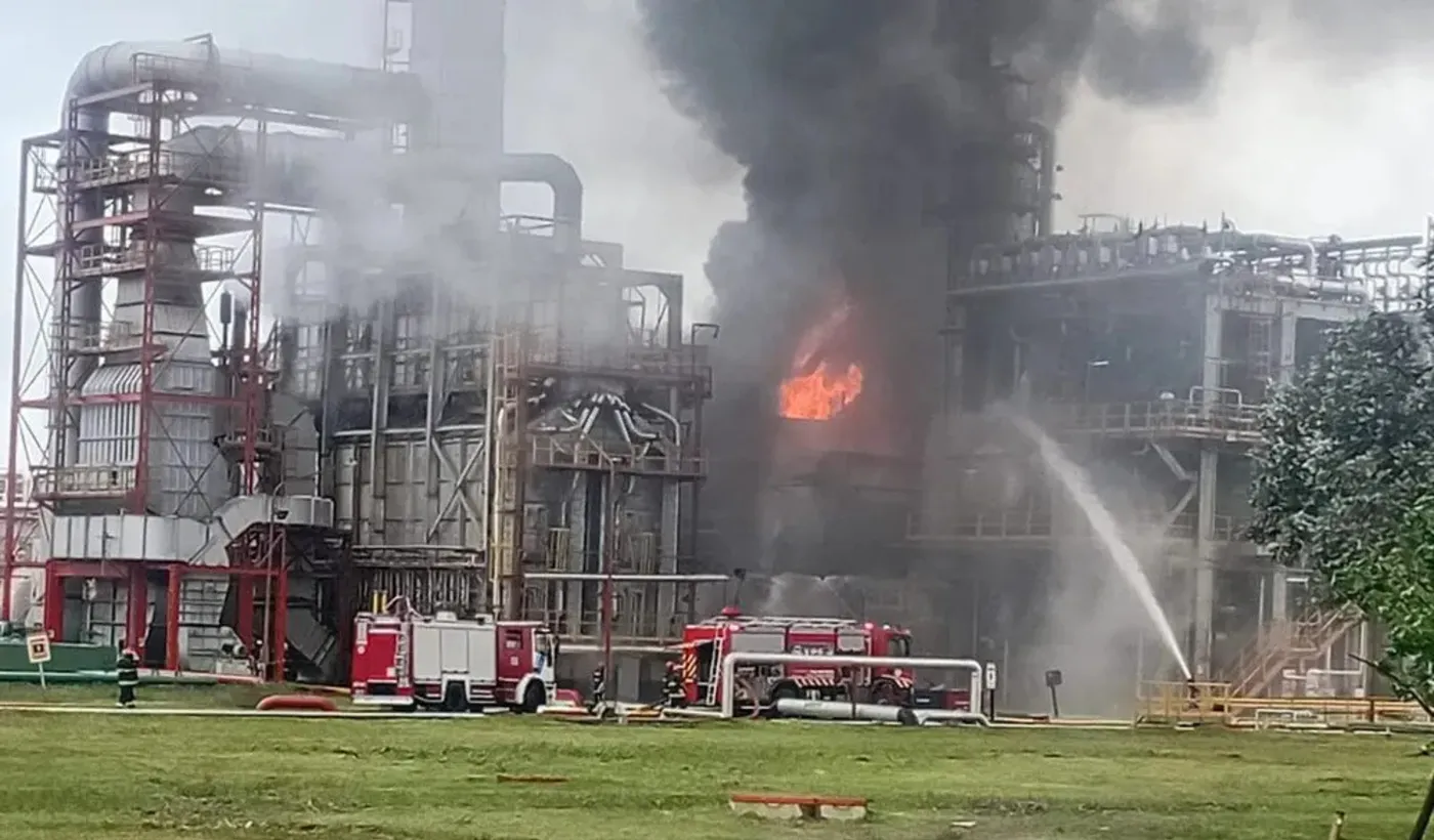 Prefectura sofocó un incendio en la refinería de YPF en La Plata