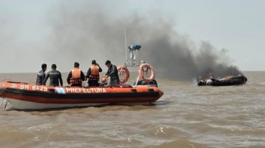 La Prefectura Naval Argentina rescata a dos tripulantes de velero en llamas en el Canal Emilio Mitre