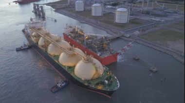 Buque con 10.000 toneladas de tubos para el gasoducto de GNL se aproxima a Río Negro