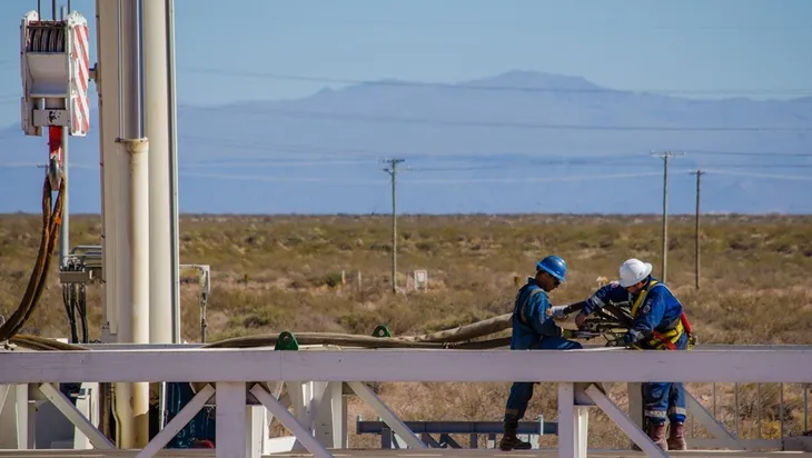 Producción de petróleo de Vaca Muerta alcanza nuevo récord de 587 mil barriles diarios