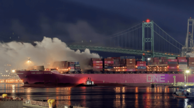 Buque de ONE con incendio declarado es trasladado a zona de fondeo fuera del Puerto de Los Ángeles