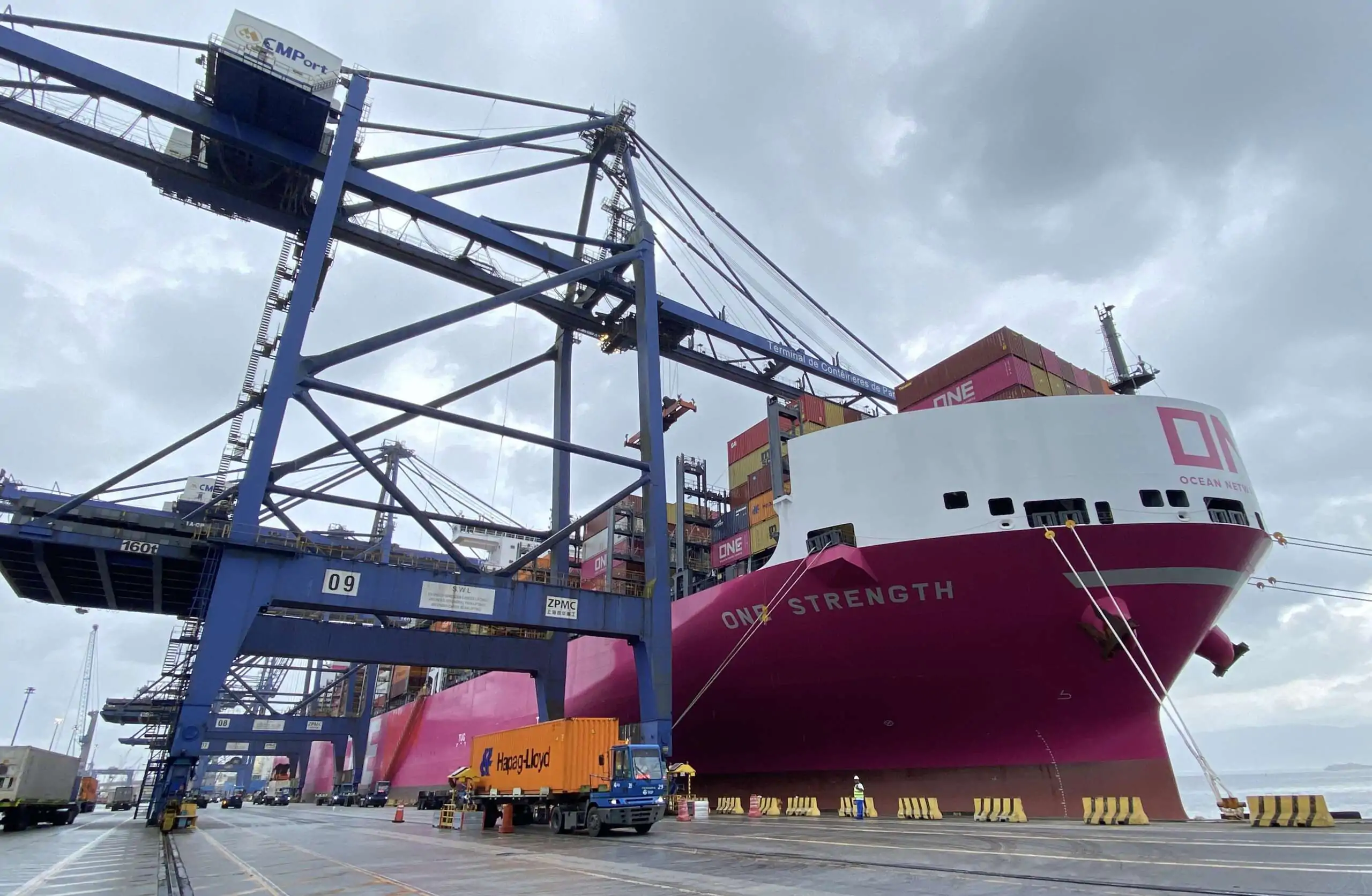 "ONE Strength" amarró en Dock Sud