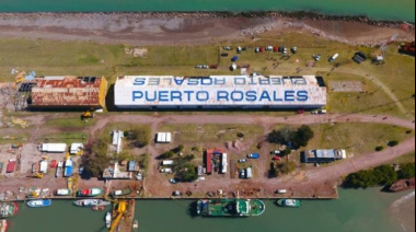 Un equipo de ConcretNor se desprende y cae al agua en Puerto Rosales