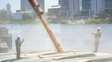 Puerto de Santa Fe logra un hito operativo y moviliza 5.000 toneladas de trigo por vía fluvial