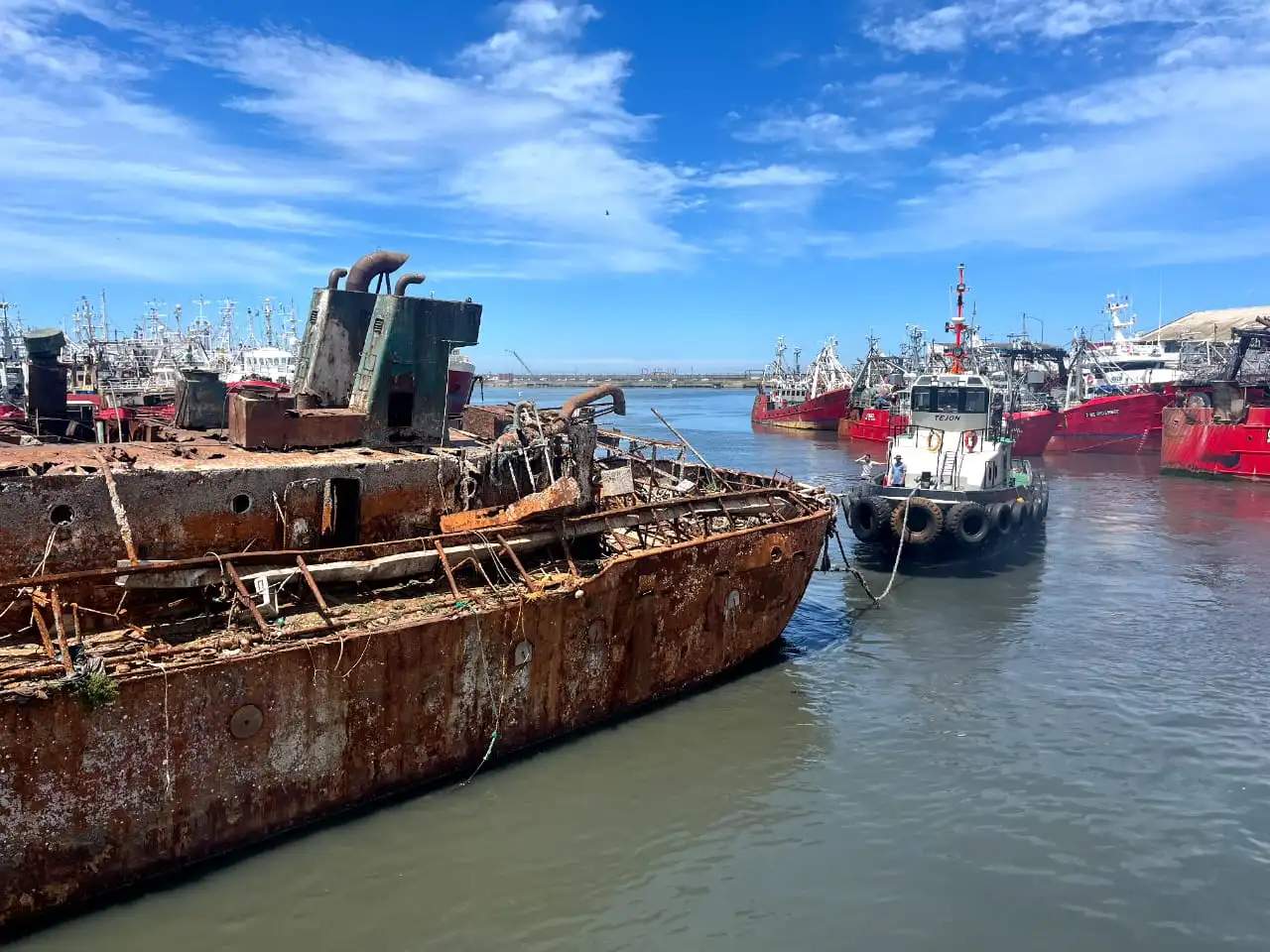 Mar del Plata libera casi 1.400 metros de frente de amarre con el desguace del pesquero Coral Azul