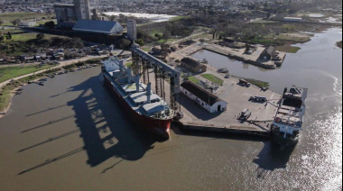 El puerto de San Pedro opera un buque de gran porte para exportar 33.000 toneladas de trigo a Brasil