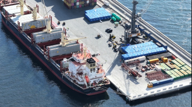 Puerto Iquique concreta la descarga de 64 baterías para el proyecto Estepa