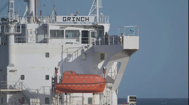 El petrolero Grinch arriba a la rada de Fos escoltado por la Marina francesa