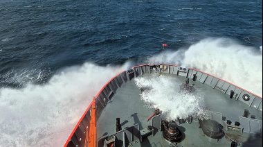 El rompehielos ARA “Almirante Irízar” retoma su navegación rumbo a la Antártida