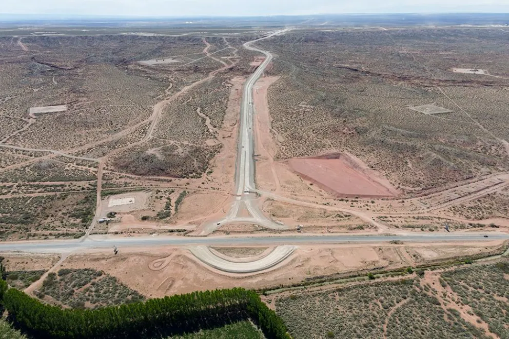 Implementarán desvíos en la Ruta 7 por obras viales en el acceso a Añelo