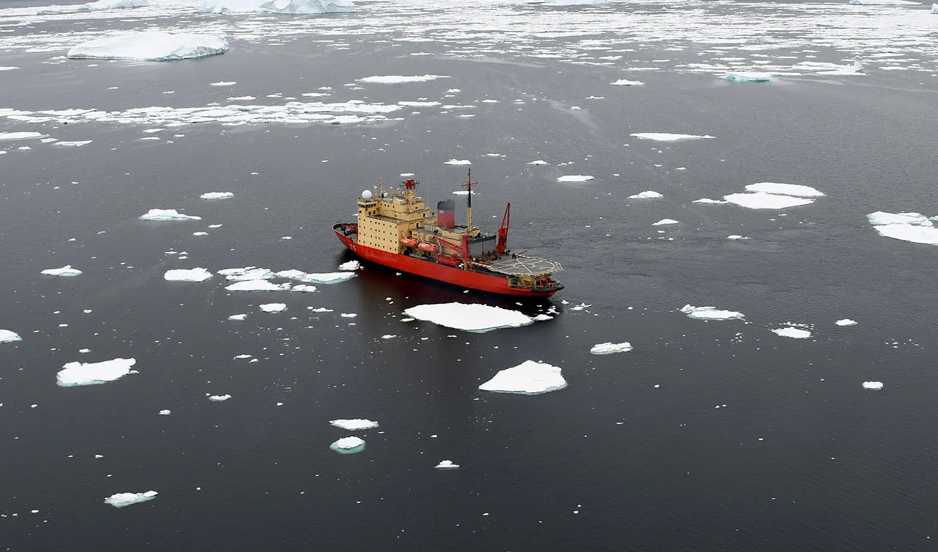 El rompehielos Almirante Irízar arribó a Orcadas e inició la segunda fase de la campaña antártica