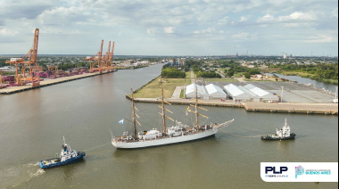 La fragata ARA “Libertad” arribó al Puerto La Plata para tareas de revisión y alistamiento
