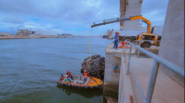 Puerto Quequén avanzó con tareas de mantenimiento en sus defensas neumáticas