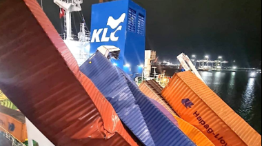 Contenedores se desploman durante operación de bunkering en el Puerto de Rotterdam