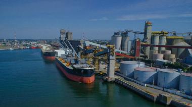 Puerto Quequén registra múltiples operaciones de carga y descarga en el cierre de marzo