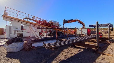 Supervisan el cruce del oleoducto Vaca Muerta Oil Sur bajo el río Negro