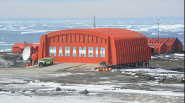 El rompehielos ARA “Almirante Irízar” completó el reabastecimiento de la Base Antártica Marambio
