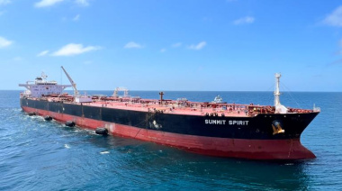 Puerto Rosales recibió al buque tanque Summit Spirit con una carga récord de crudo