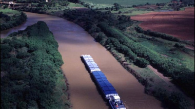 La Amazonía depende del transporte fluvial para sostener el abastecimiento de combustibles