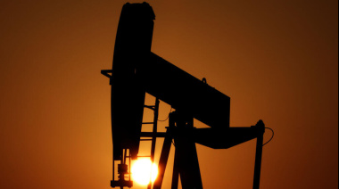 El petróleo cae tras la tregua entre EEUU e Irán, aunque persisten dudas sobre Ormuz