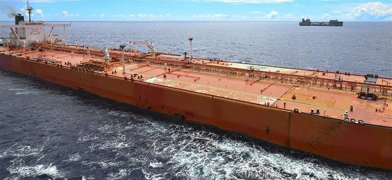 Estados Unidos intensifica su operación en el estrecho de Ormuz y abordó un petrolero iraní en el océano Índico