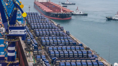 El Puerto de Yantai embarcó 617 vehículos en un solo buque, nuevo récord en la exportación de maquinaria hacia África