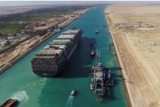 El Canal de Suez sigue bajo presión: Egipto pierde 800 millones de dólares mensuales por la caída del tráfico