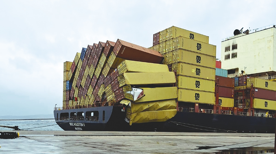 Operativo de emergencia en Vigo por el desplazamiento de contenedores del MSC Houston V