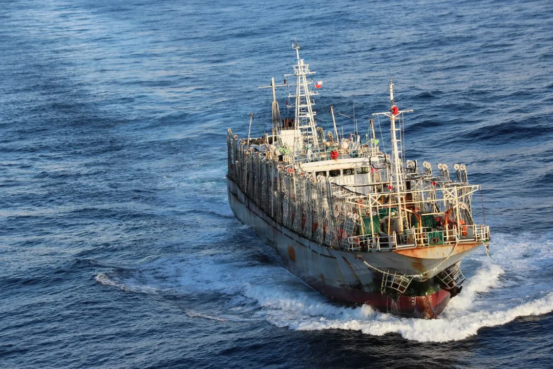 Argentina permite el ingreso controlado de buques chinos a su ZEE ante fuerte temporal