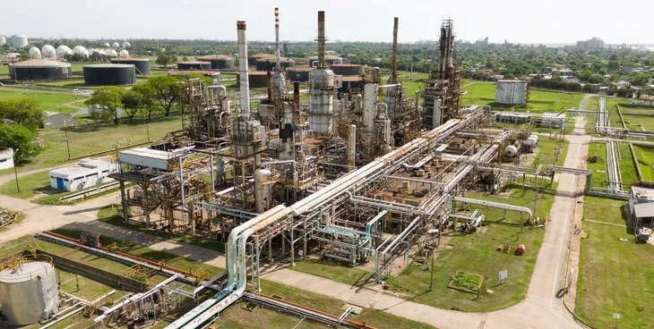 YPF y una firma de EE.UU. reconvertirán la refinería de San Lorenzo para exportar biocombustibles de aviación