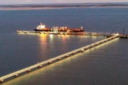 La llegada de más buques Suezmax consolida a Puerto Rosales como centro estratégico para el crudo de Vaca Muerta