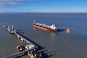 Puerto Rosales realiza un hito histórico al operar tres buques petroleros en simultáneo