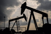 China sigue acumulando reservas de petróleo, con un superávit de más de 1 millón de barriles diarios en agosto