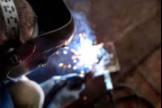 La demanda de empleo industrial en Bahía Blanca registra una fuerte caída del 26% en el último año