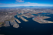 El Puerto de Los Ángeles planea construir una nueva terminal de contenedores para atender buques de última generación