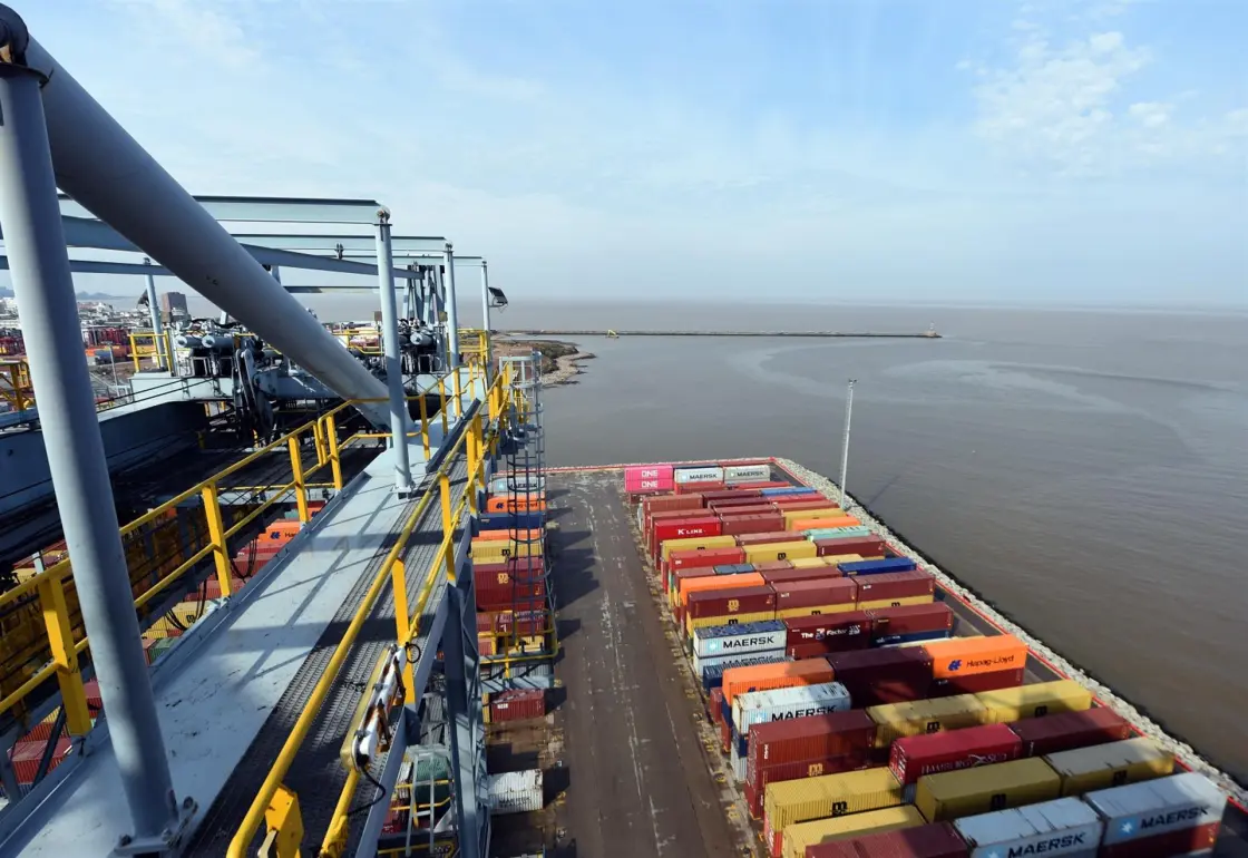 El puerto de Montevideo en cuenta regresiva: La falta de consenso extiende la crisis operativa en la principal terminal de contenedores