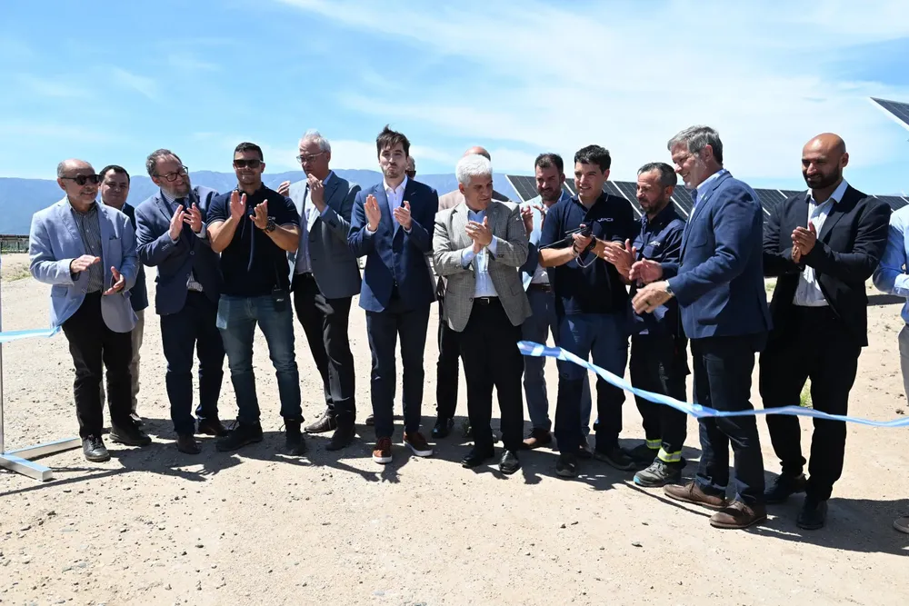 San Luis inaugura el primer parque de generación híbrida eólico-solar del país con 130 MW de potencia total.