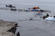 Perú: Un alud de tierra en el puerto de Iparia hunde dos naves y deja 12 muertos y 30 desaparecidos