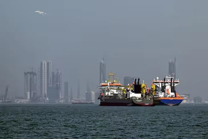 Irán comienza a cobrar por el paso de buques en Ormuz y tensiona el comercio energético global