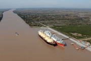 Trafigura y Naturgy quedaron empatadas en la licitación por el primer contrato privado de importación de GNL en Argentina