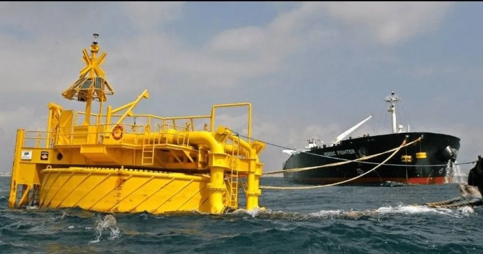 Dos buques noruegos llegan a Río Negro para instalar las monoboyas de exportación de petróleo en Punta Colorada