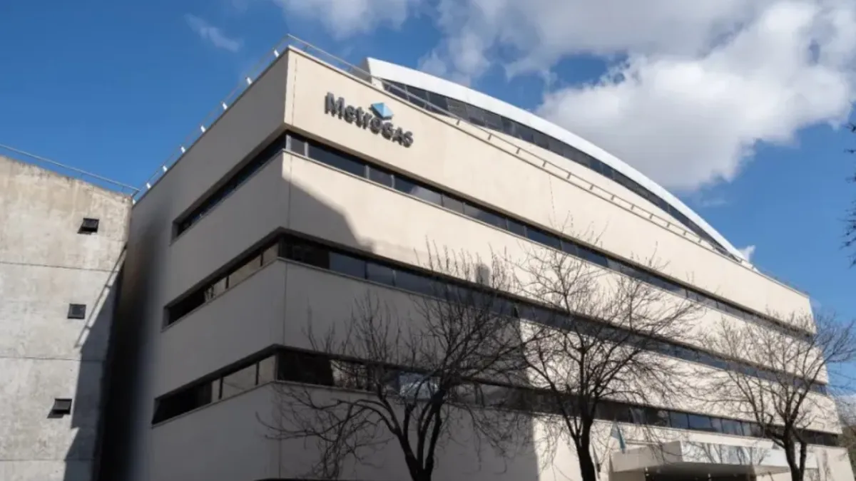 YPF avanza en la venta de su participación en Metrogas y seleccionó ofertas para la fase de due diligence