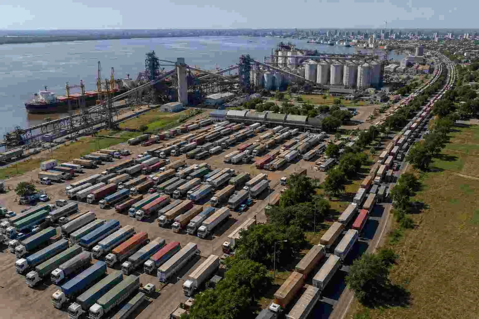 Casi 88.000 camiones ingresaron a puertos, fábricas y molinos en las dos primeras semanas de mayo: la soja lideró el movimiento con más del 52% del total