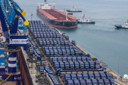 El Puerto de Yantai embarcó 617 vehículos en un solo buque, nuevo récord en la exportación de maquinaria hacia África